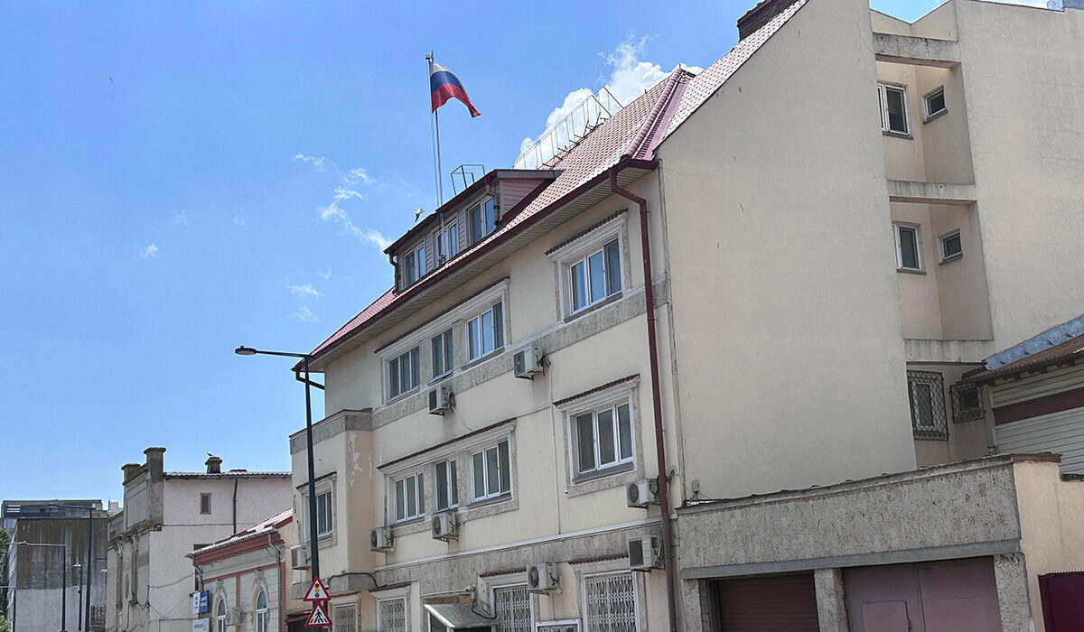 EXCLUSIV De ce flutură încă steagul Rusiei pe consulatul închis de la Constanța: MAE a dat termen 30 de zile pentru închidere din momentul declarării consulului rus drept persona non-grata