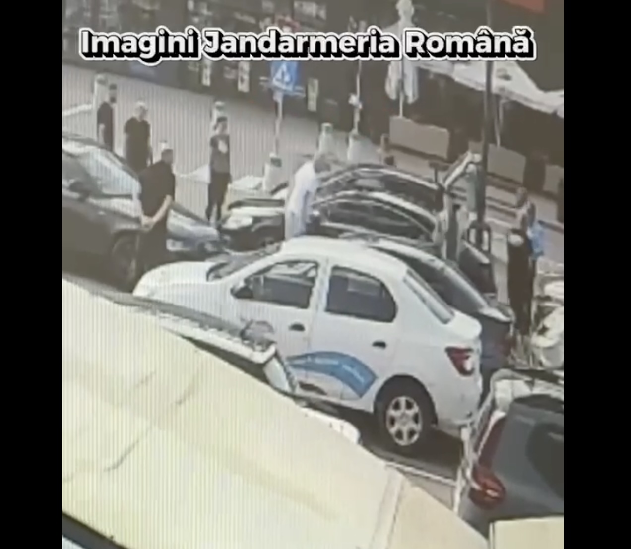 Copil de 4 luni, salvat dintr-o mașină încuiată accidental, la peste 30 de grade Celsius