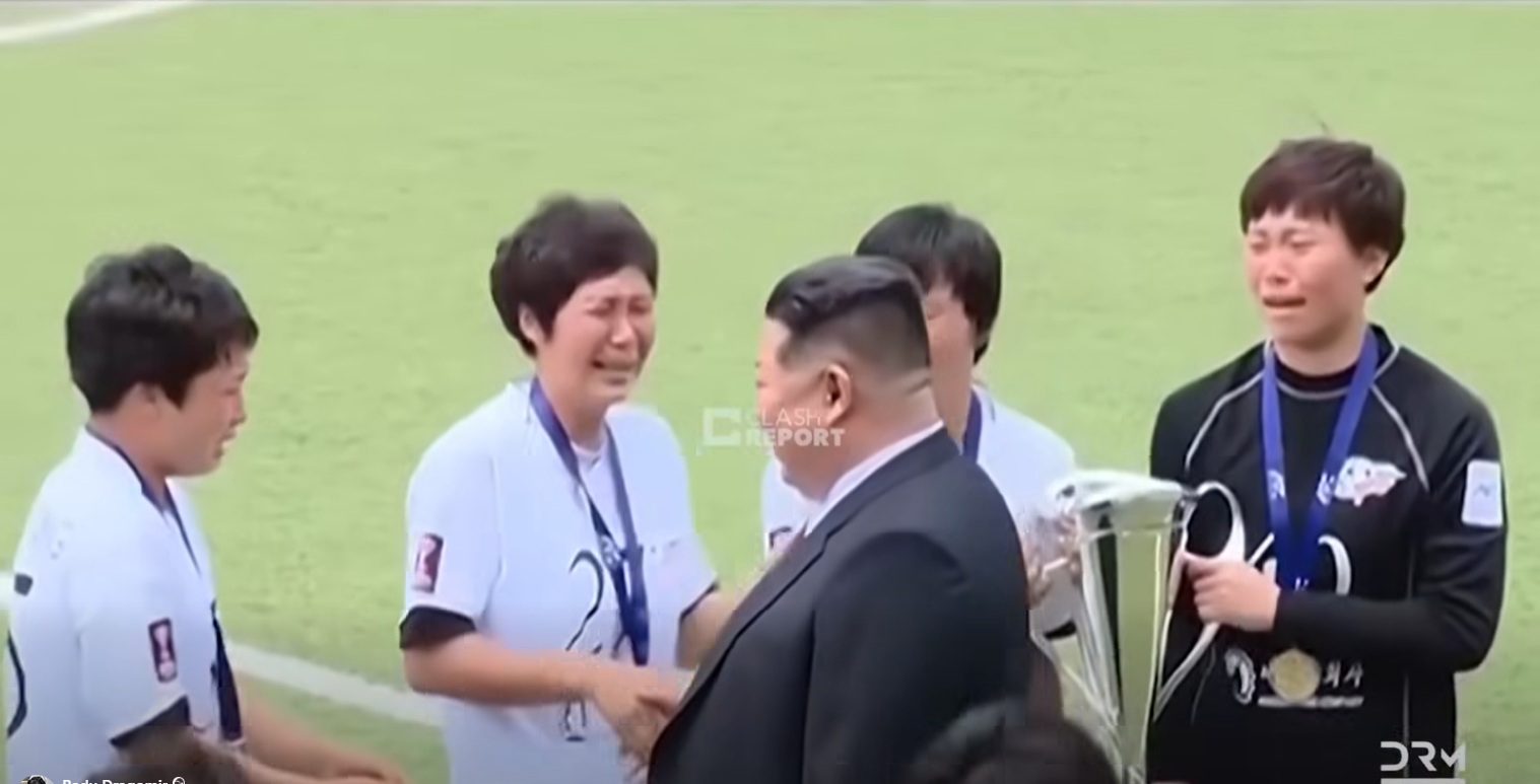 VIDEO | Fotbalistele nord-coreene care au “plâns de fericire” la întâlnirea cu Kim Jong-Un, virale în online / Cum arată teatrul de stat care menține cultul personalității în una dintre cele mai duri dictaturi ale lumii 