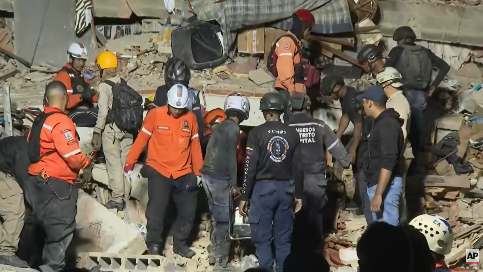Două cutremure devastatoare, de 7,2 și 7,5 pe scara Richter, au lovit Venezuela în câteva minute, urmate de peste 20 de replici / Clădirile s-au prăbușit în capitala Caracas / Autoritățile se așteaptă la peste 100.000 de morți / A fost declarată stare de urgență
