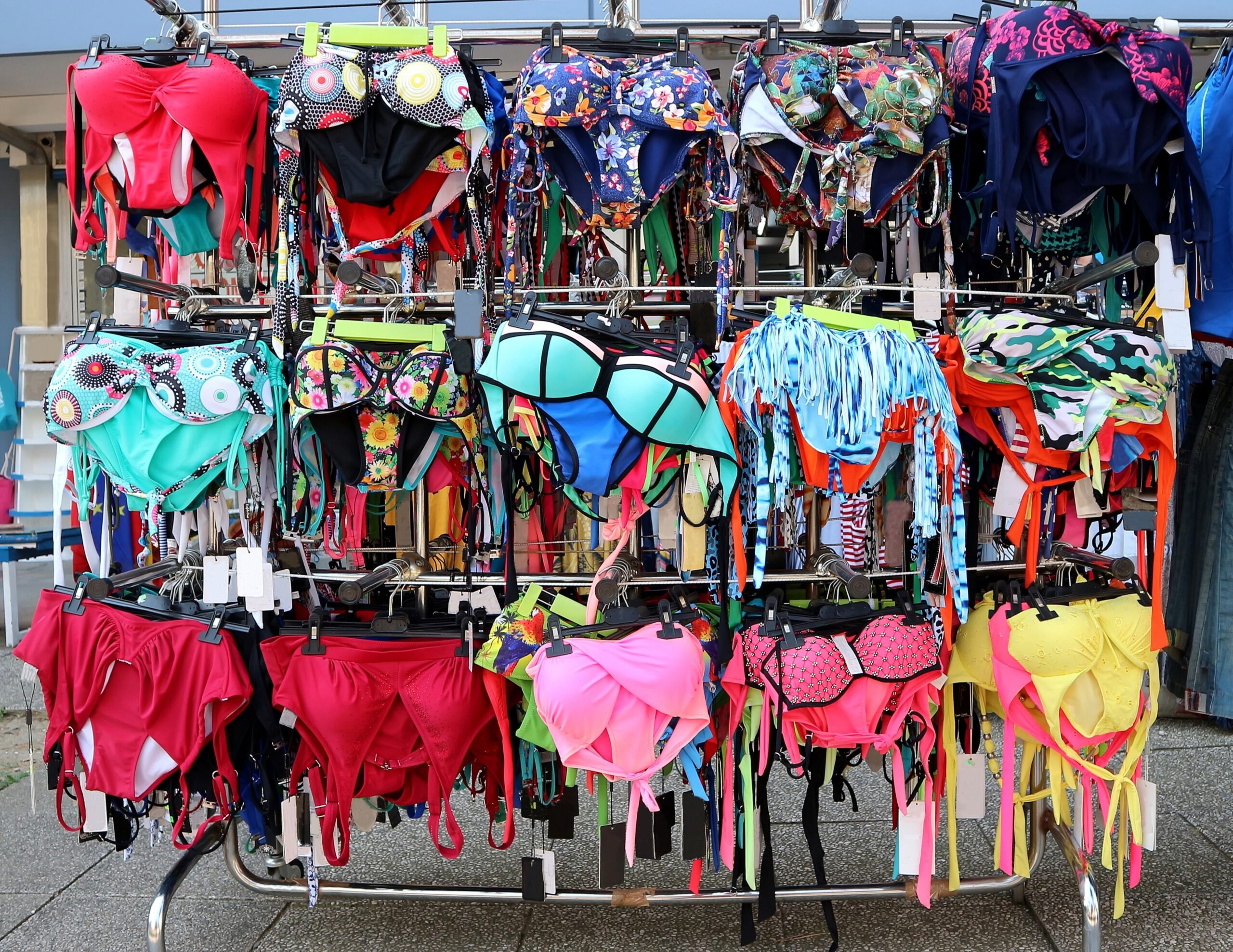 Piața costumelor de baie accelerează: trendul bikinilor și comerțul online impulsionează creșterea categoriei