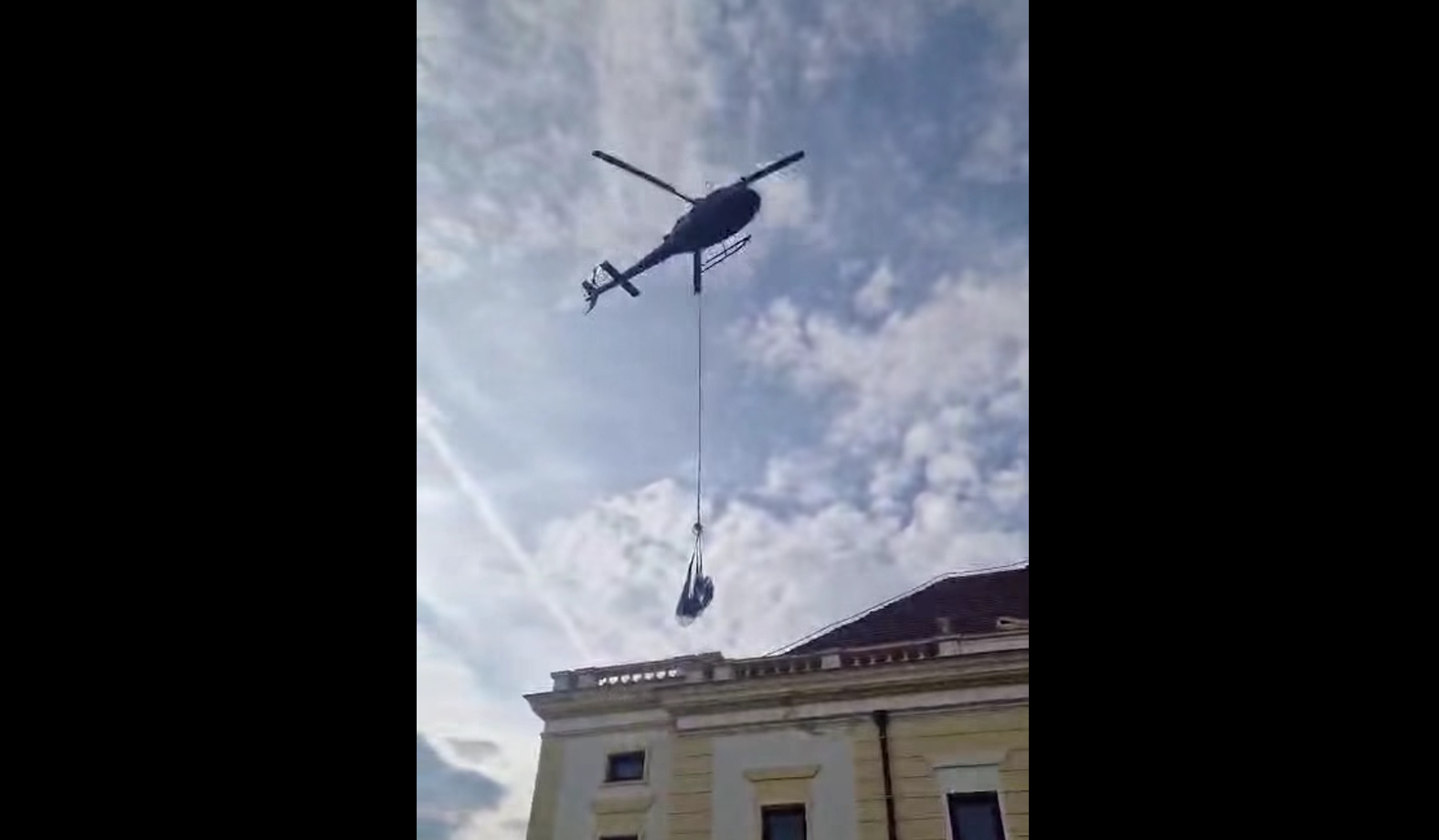 VIDEO | Intervenție neobișnuită în centrul Sibiului: Elicopter folosit pentru montarea echipamentelor de climatizare la Sala Thalia