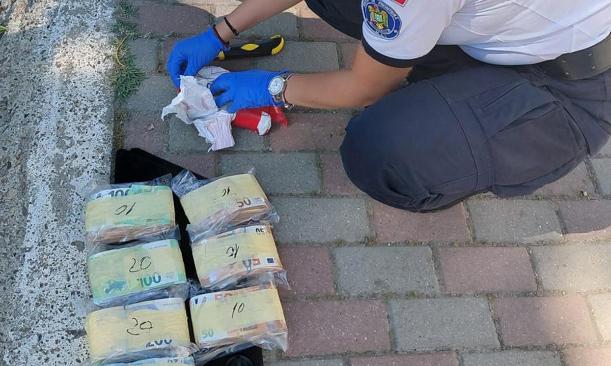 FOTO VIDEO: Peste 343.000 de euro, descoperiți ascunși într-un microbuz condus de un cetățean ucrainean urmărit internațional