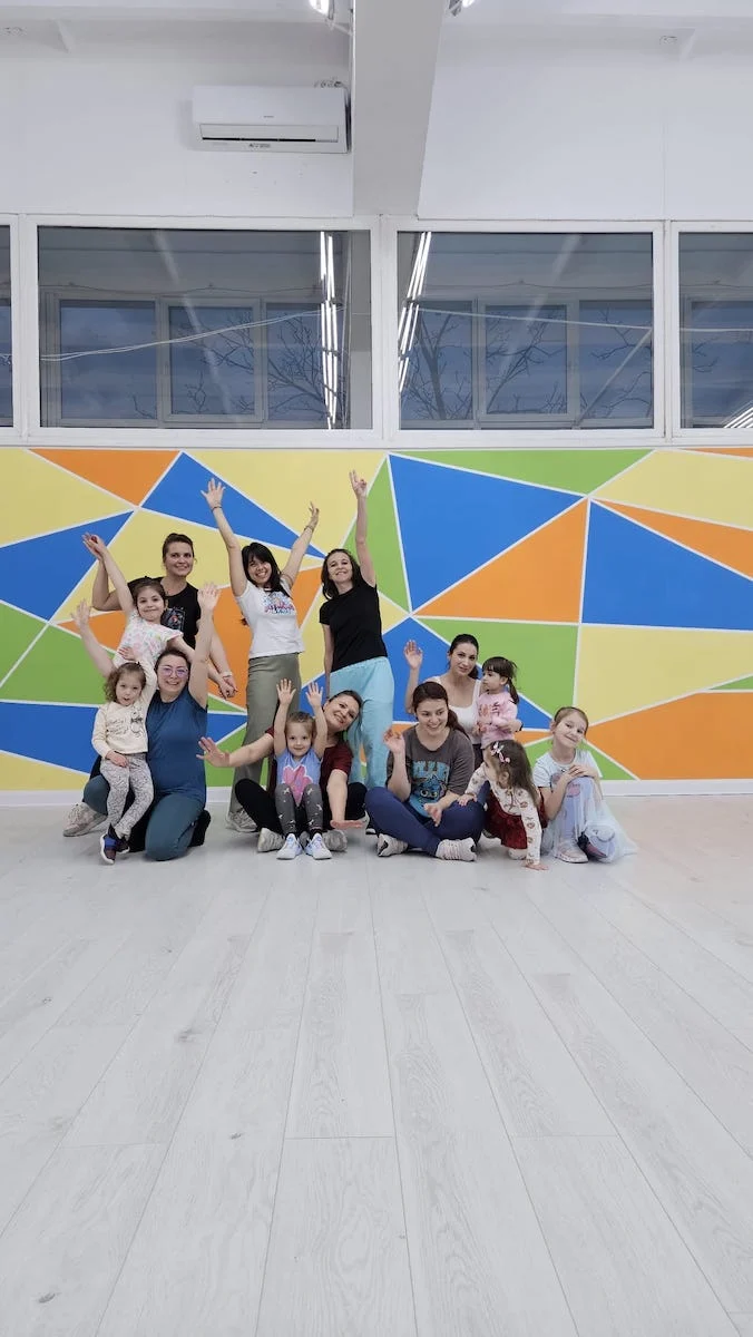 O sibiancă a creat „Fit Moms and Kids”, locul unde mamele și copiii fac sport împreună prin dans / „Mi-am dat seama că cea mai faină conexiune între mine și copiii mei se întâmplă zilnic”