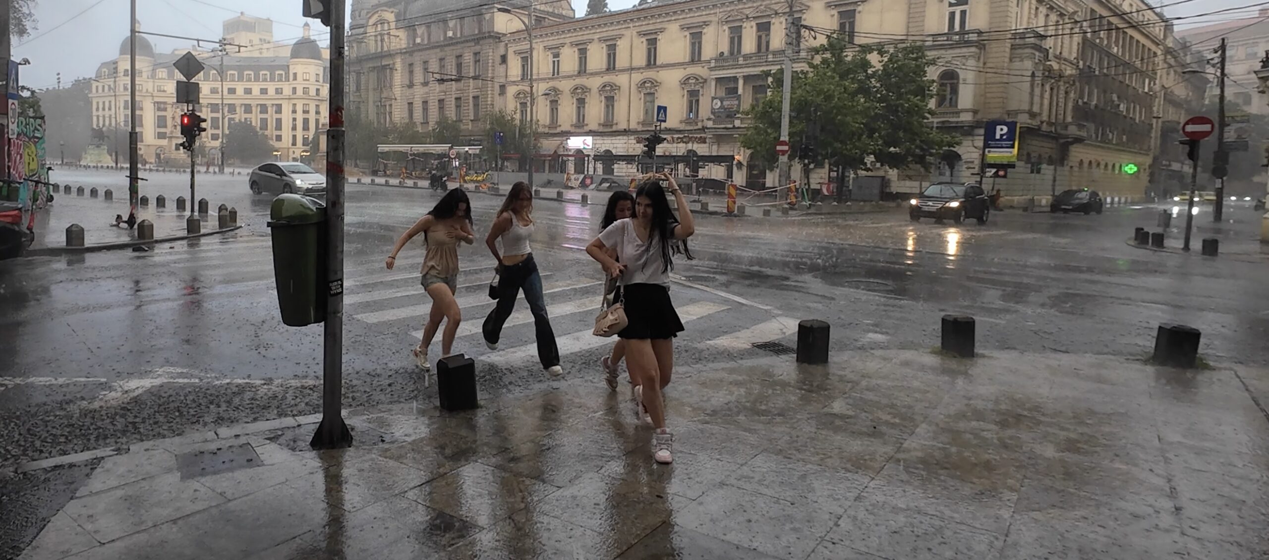 FOTO VIDEO | Haos în București după potop: Stația de metrou Piața Victoriei 2, închisă miercuri dimineață / Pasaje rutiere inundate, mesaje RO-Alert și peste 900 de intervenții ISU în codul portocaliu de vijelii care a măturat Bucureștiul