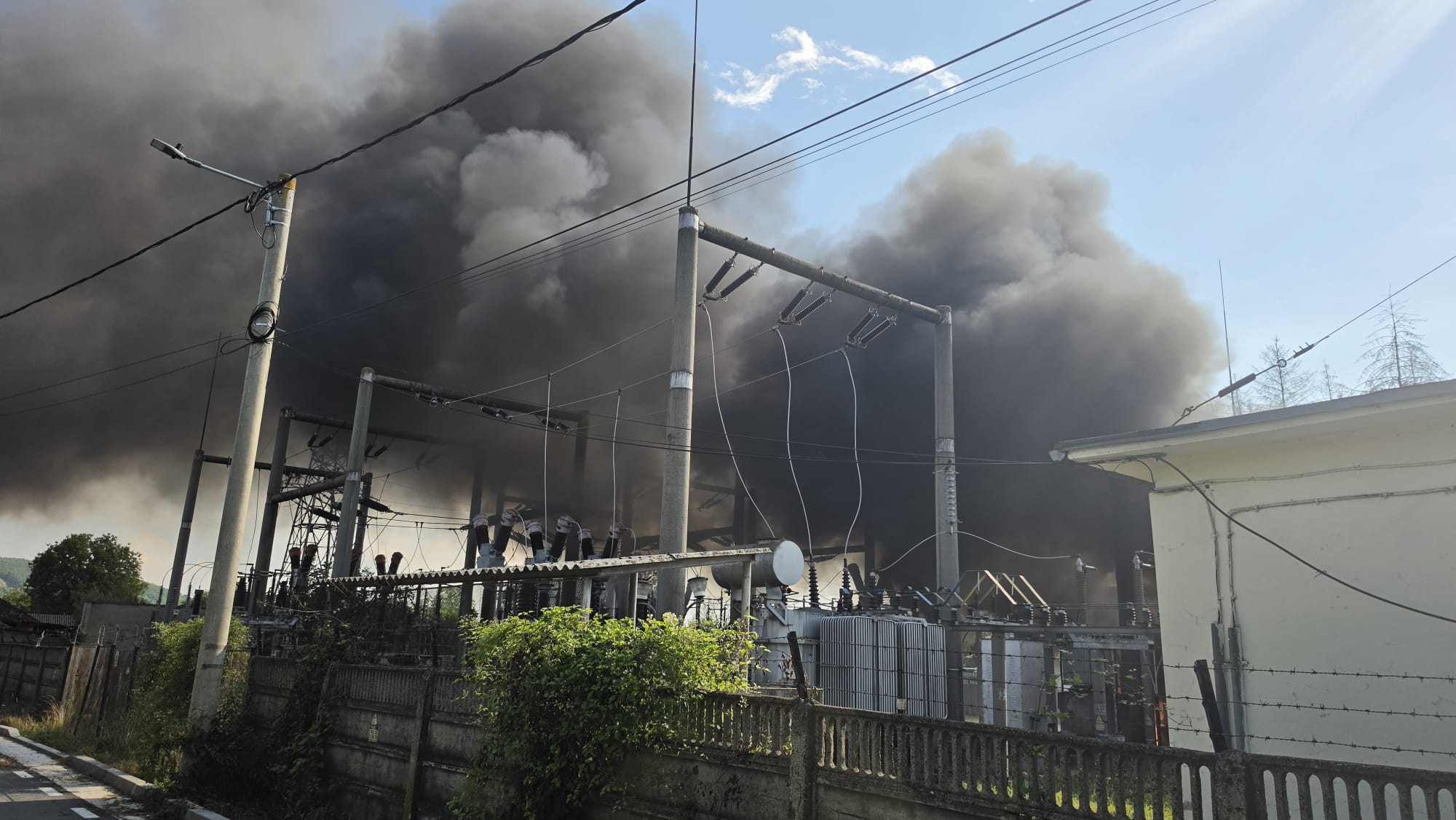 Incendiu la un punct de transformare electrică din Pucioasa / Locuitorii din zonă, evacuați / Degajări mari de fum