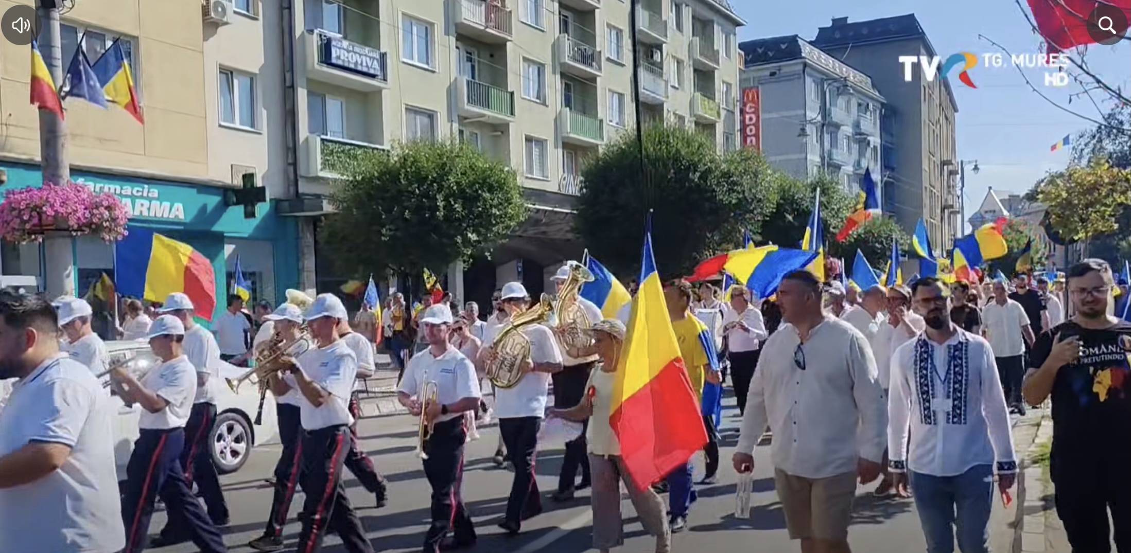 Sute de oameni au participat la Marșul Tricolorului, organizat la Târgu Mureș de extemiștii de la AUR