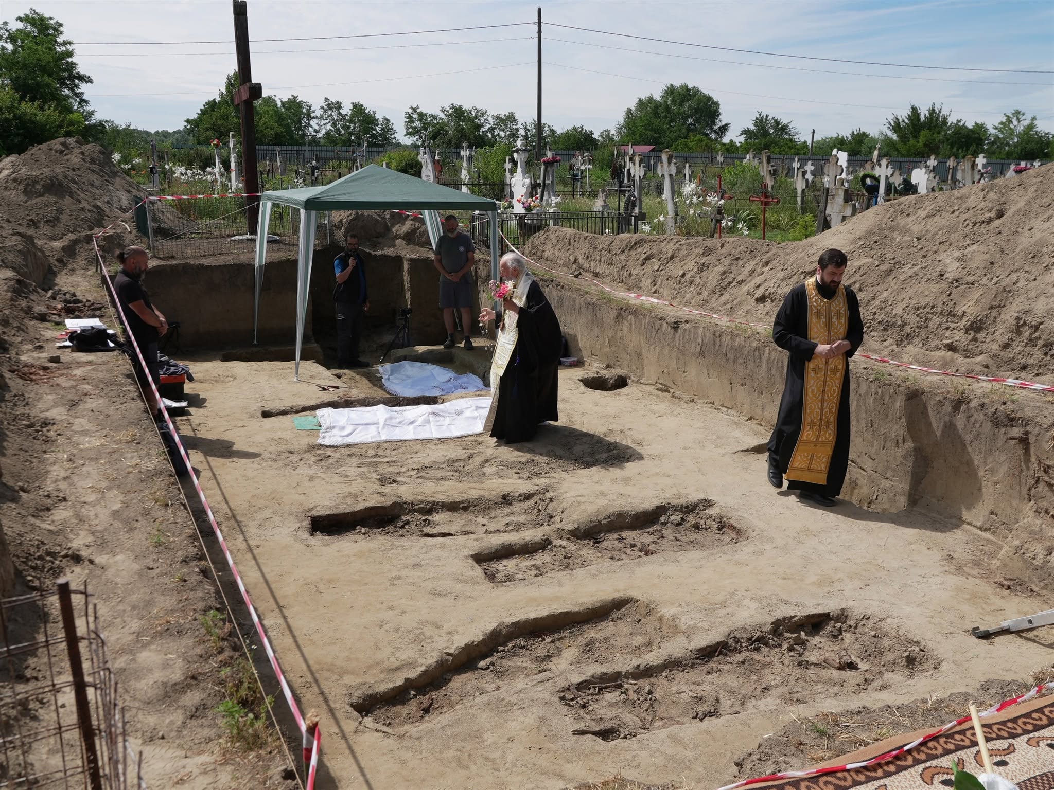 FOTO: Osemintele a 23 de deţinuţi politici şi martiri anti-comuniști, descoperite recent în localitatea Agaua, din Insula Mare a Brăilei