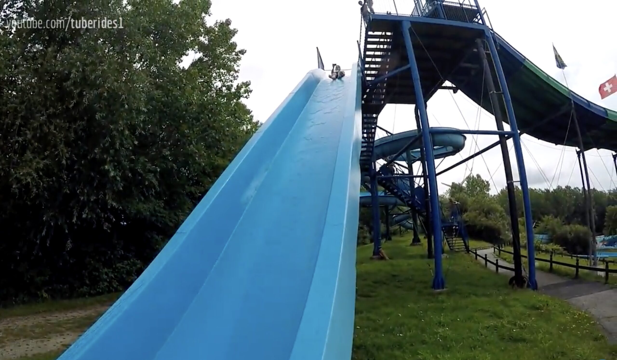 Mai multe persoane rănite după ce un fulger a lovit un copac într-un parc de distracţii din Suedia