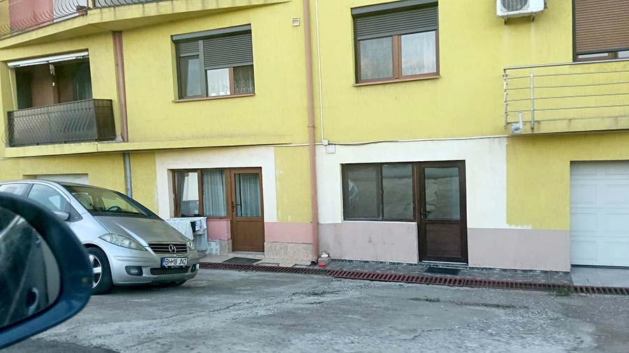 Locuința din garaj / Parcările mai multor blocuri din Oradea au fost transformate ilegal în apartamente / Primăria a dat proprietarii în judecată, după ce a încasat impozit mai mulți ani