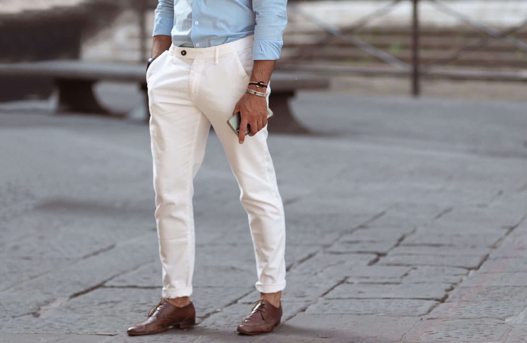Ghidul bărbaților pentru pantalonii albi / Cum îi porți elegant fără să dai greș
