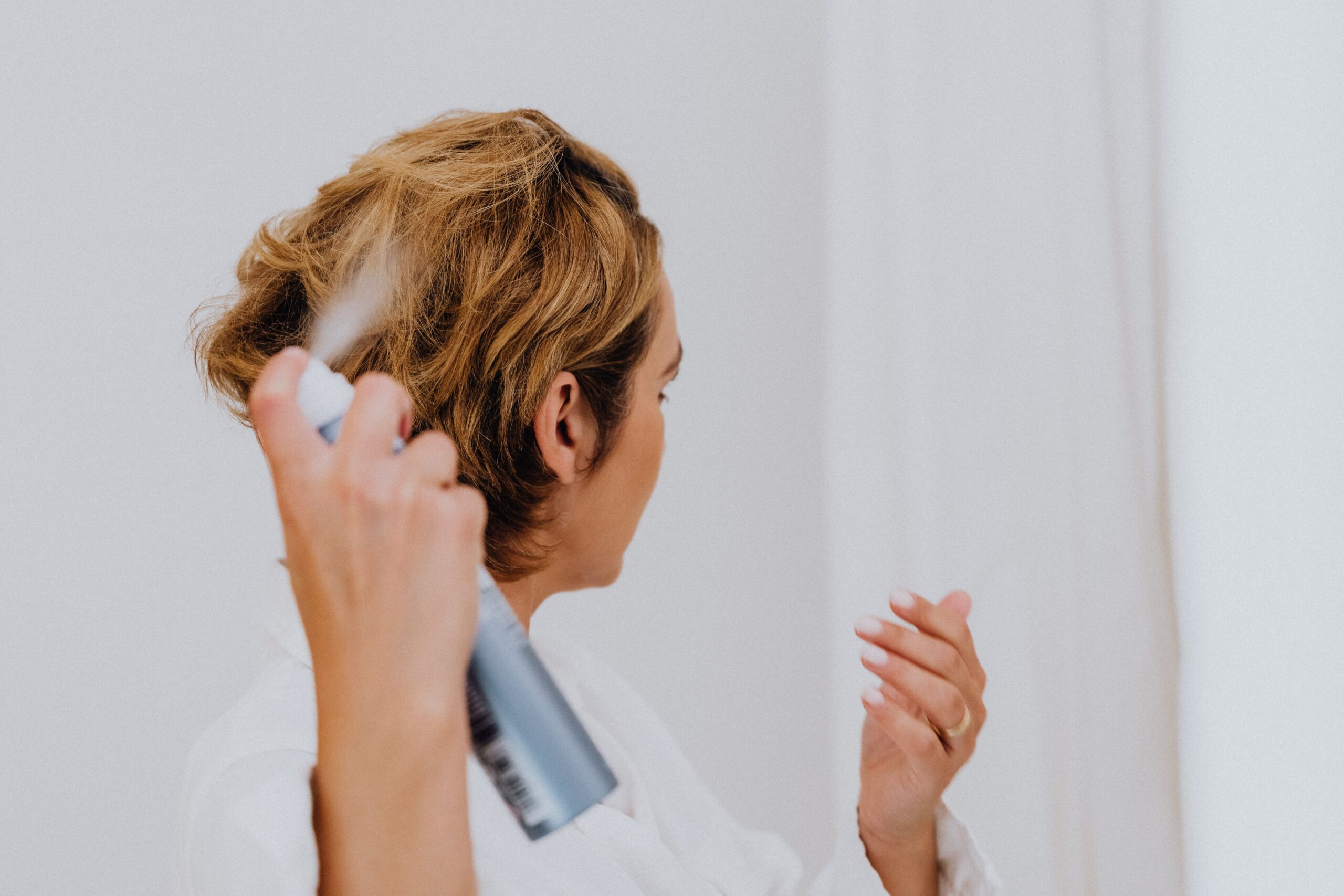 Cum îți faci coafura să reziste toată ziua fără fixativ / Trucurile hairstyliștilor pentru un look natural