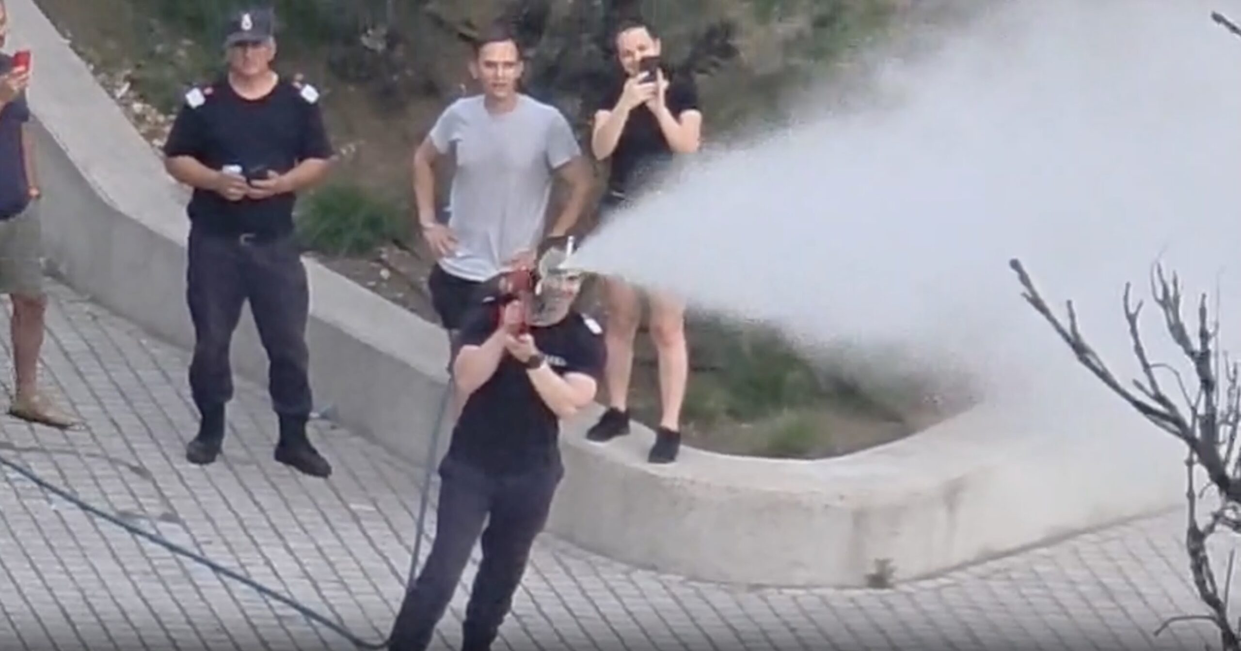 VIDEO Imagini inedite în Oradea: Pompierii au ieșit să răcorească lumea în parcuri / ”S-au creat perdele de apă menite să le ofere copiilor un strop de răcoare”
