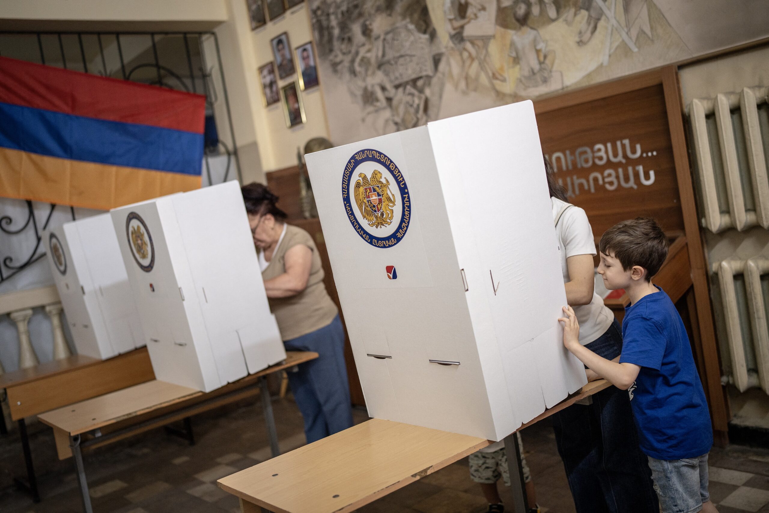Alegeri parlamentare în Armenia: Urnele s-au închis, începe așteptarea rezultatelor / Prezență de 48,92% la ora 17:00