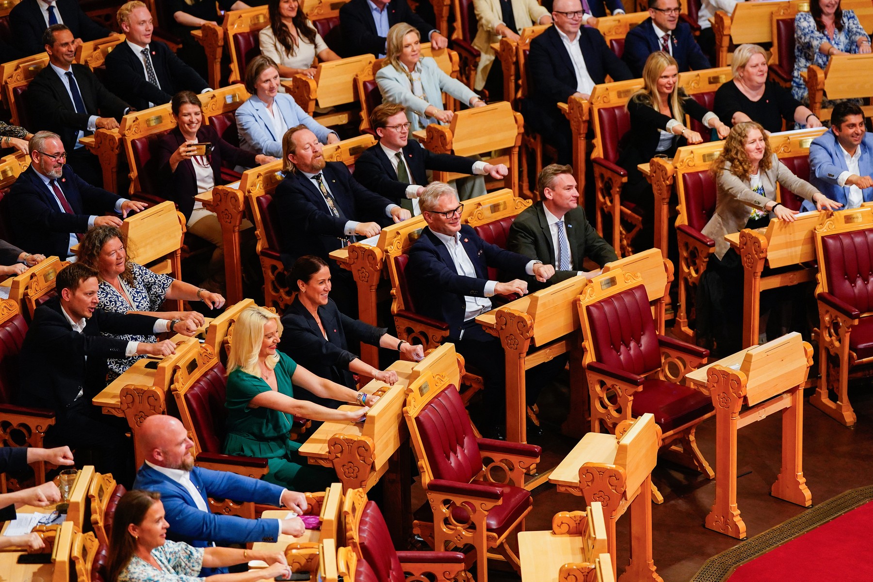 VIDEO: Viralul momentului la Cupa Mondială: Au lăsat politica și s-au apucat de „vâslit” – Scene unice în Parlamentul Norvegiei