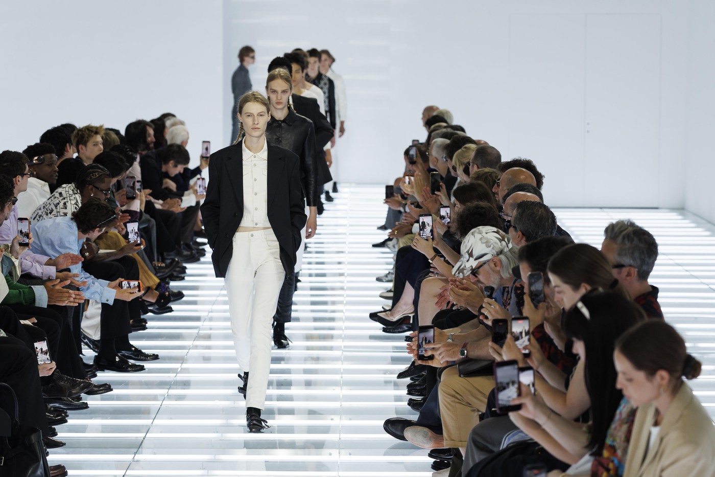 Prada revine la elementele fundamentale ale garderobei masculine pentru primăvară-vară 2027