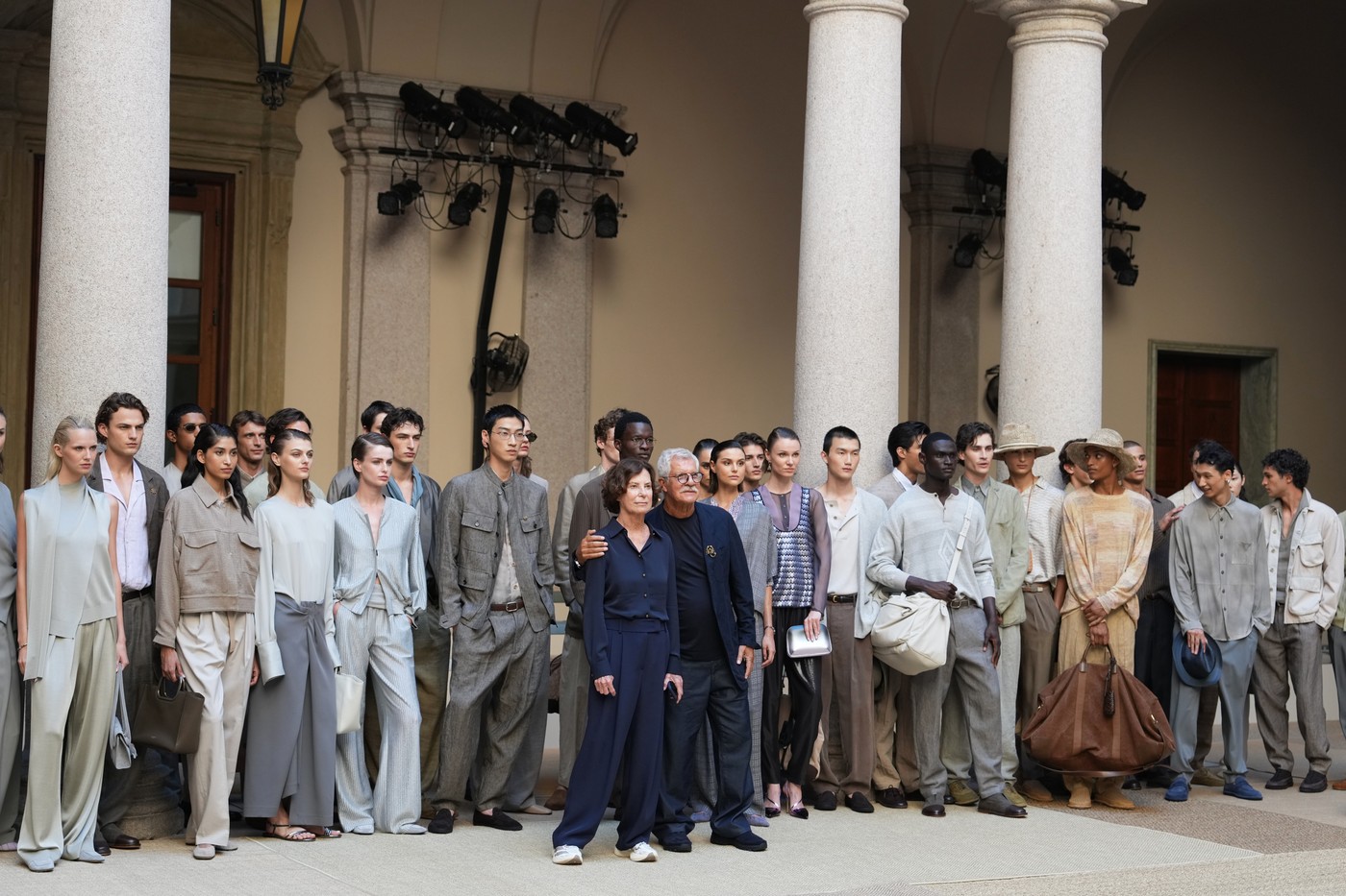 Giorgio Armani prezintă la Milano o colecție primăvară-vară 2027 inspirată de stilul de viață mediteranean: siluete fluide, denim decolorat și eleganță fără rigiditate
