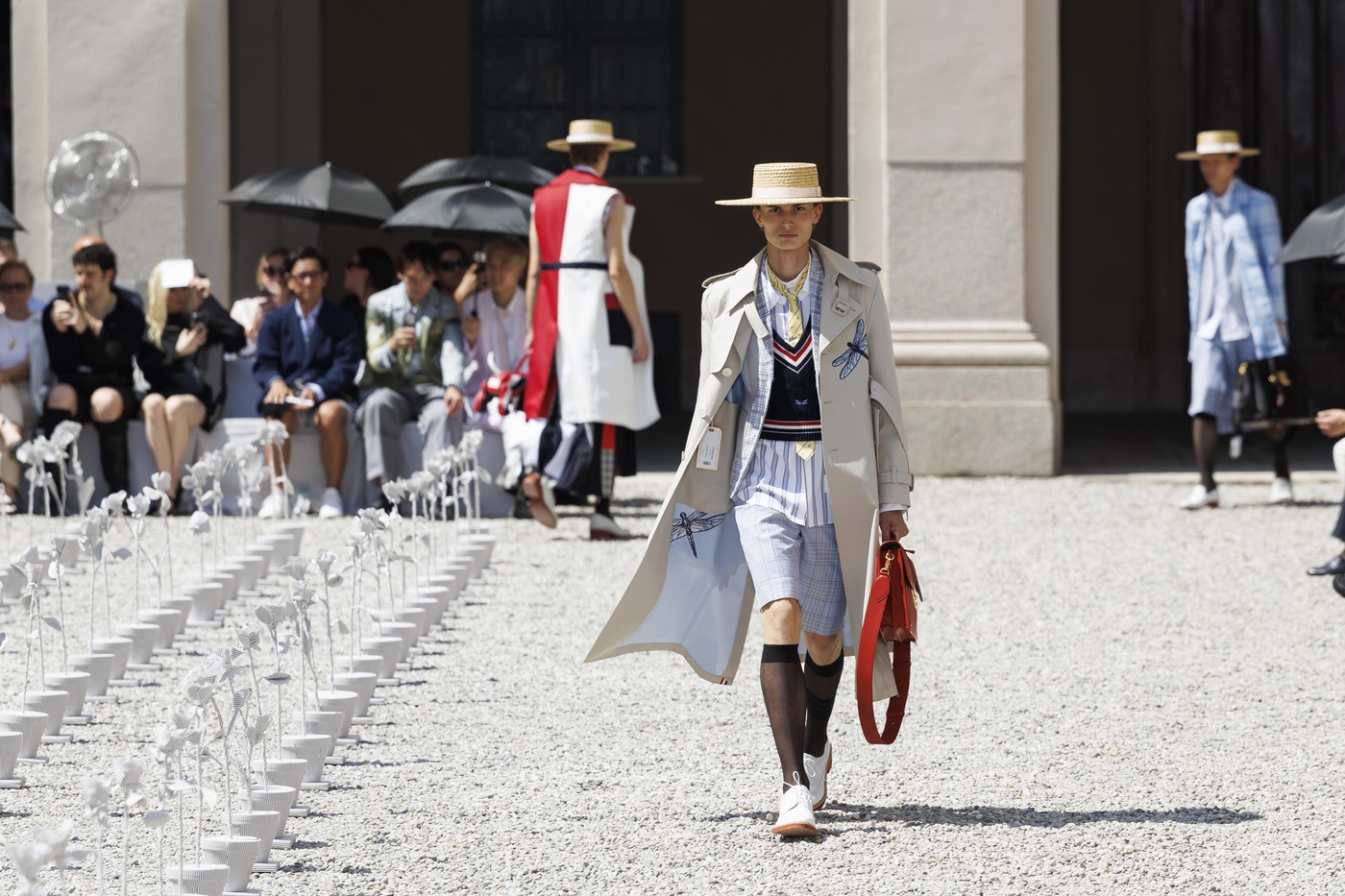 Thom Browne primăvară-vară 2027 la Milano: cum transformă insectele și botanica într-o colecție de modă masculină