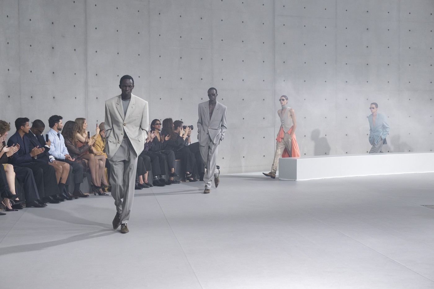 Saint Laurent primăvară-vară 2027 la Paris: cum renunță Anthony Vaccarello la negrul care a definit casa