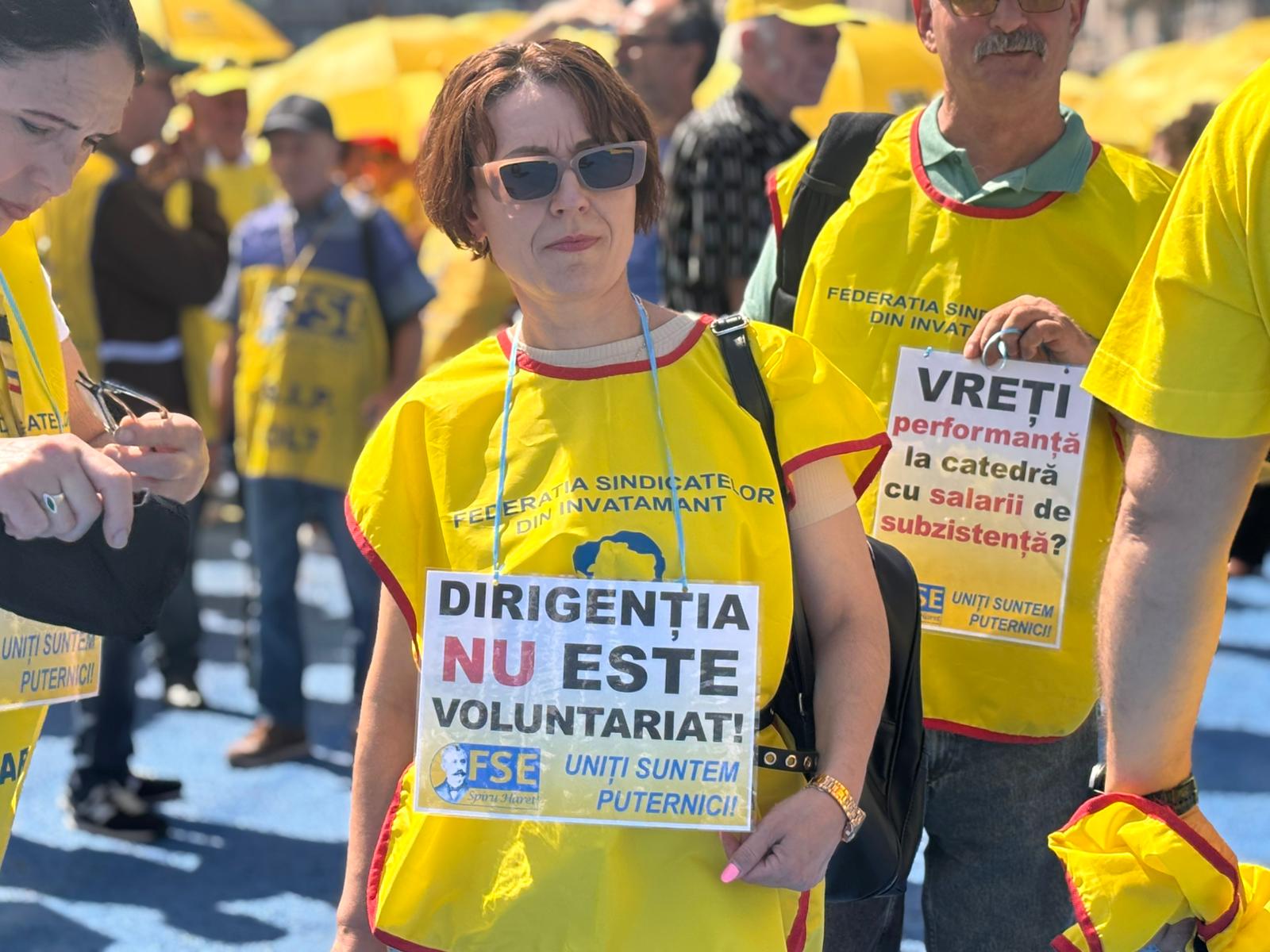 FOTO VIDEO:  Peste 10.000 de profesori protestează miercuri în Capitală, potrivit sindicatelor / Profesorii cer retragerea proiectului legii salarizării și modificarea măsurilor de austeritate din școli /„A venit momentul să fim o singură voce!”