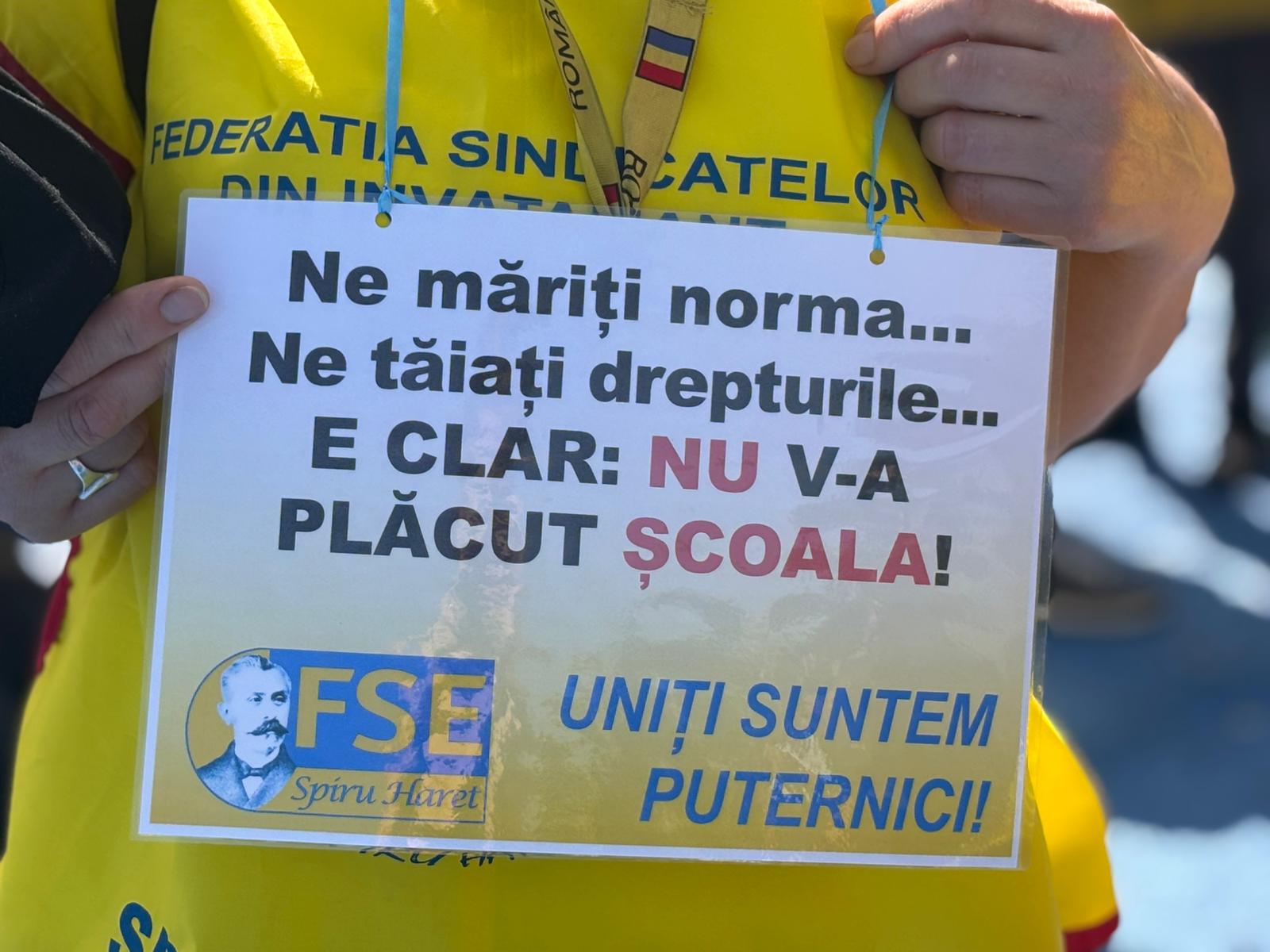 Sindicaliştii din educaţie protestează la Parlament. Ei cer salarii mai mari și norme mai mici