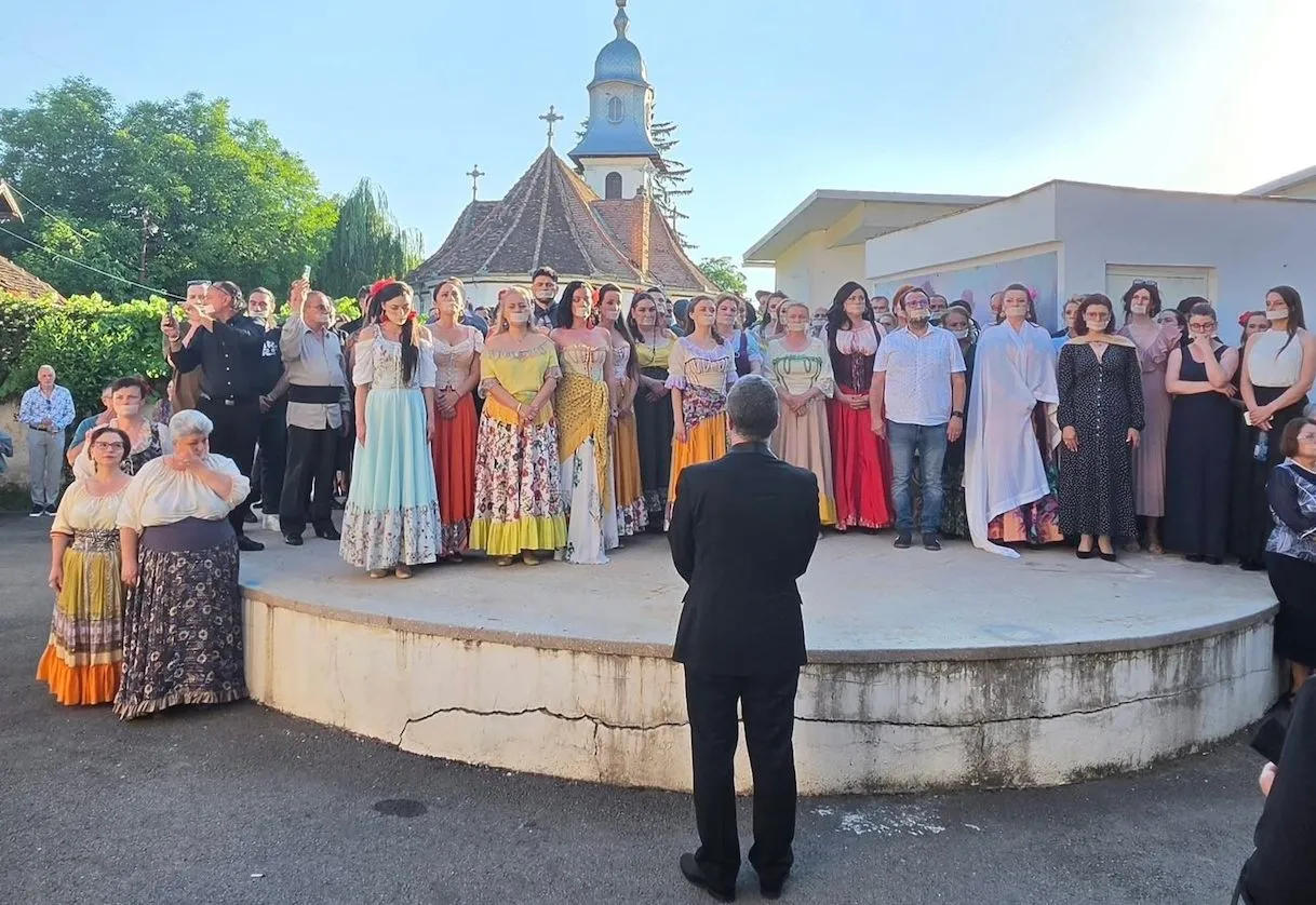 Artiștii Operei din Brașov și-au lipit buzele cu plasturi la ultimul spectacol al stagiunii / Cer demisia managerului