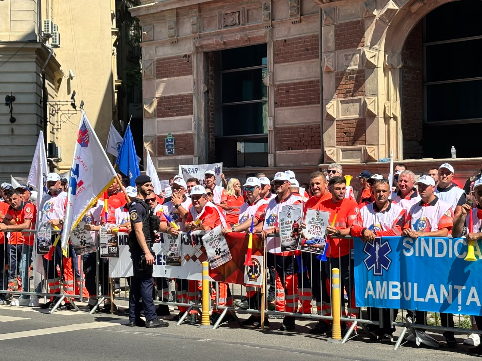 FOTO VIDEO: Protest al ambulanțierilor în fața Ministerului Sănătății / Ministerul anunță că solicită modificări la proiectul noii legi a salarizării