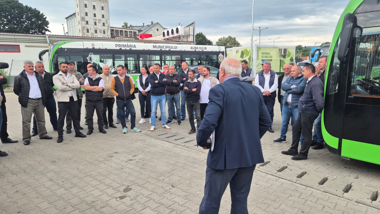 Transport public oprit la Alba Iulia de un protest al șoferilor. Operatorul privat acuză datorii uriașe ale primăriei, iar instituția vrea o firmă proprie de transport