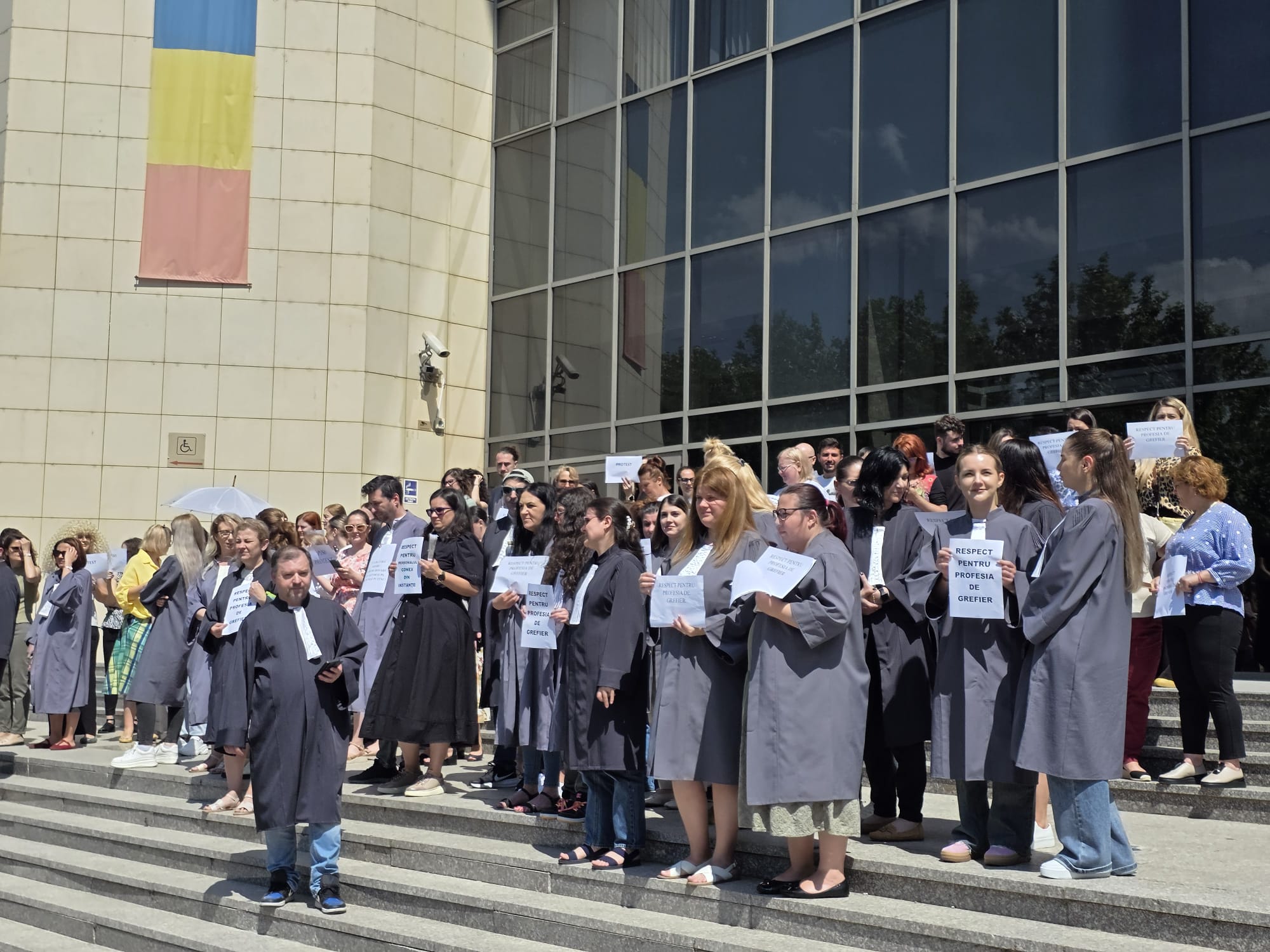 FOTO VIDEO: Grefierii de la Parchetul General și Tribunalul București protestează împotriva proiectului de lege a salarizării