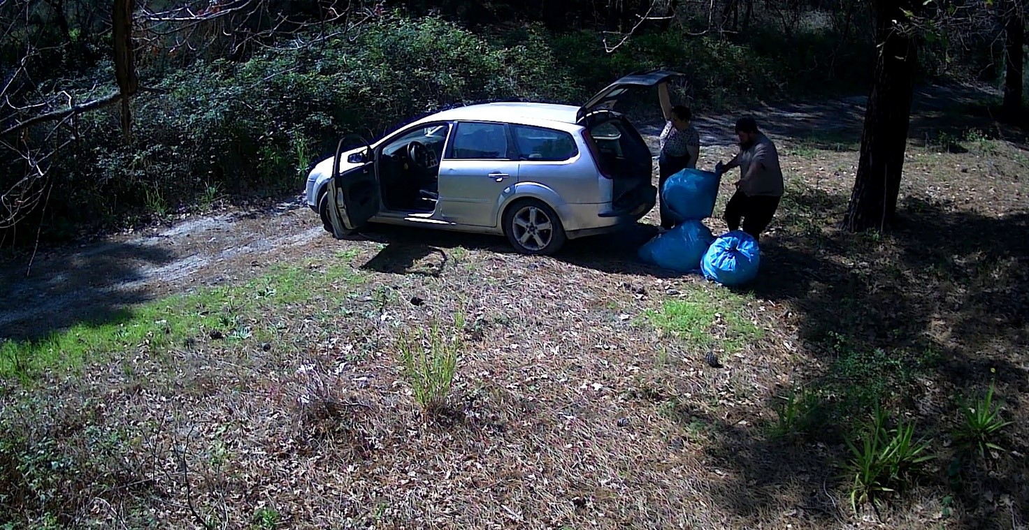 Deșeuri toxice aruncate de un român în Parcul Vezuviu / Bărbatul a fost expulzat din provincia Napoli, iar mașina i-a fost confiscată / A aruncat rășini și vopsele toxice și periculoase