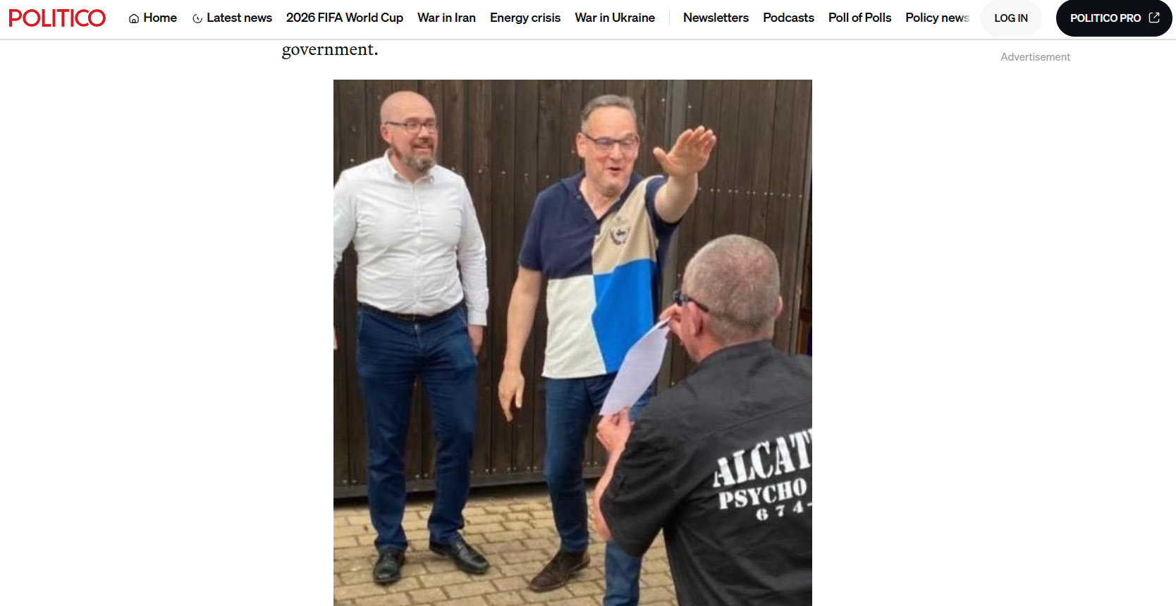 Parlamentar german de extremă dreapta, surprins în timp ce făcea salutul nazist / Martin Reichardt (AfD) neagă acuzațiile: A fost o glumă