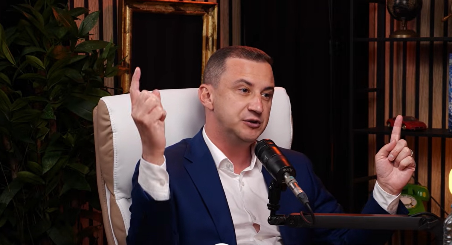 Fashion bullying cu PSD: Simonis îi critică pe Fritz și alți USR-iști pentru haine / ”Te uiți la ei cum se îmbracă și îți dai seama cum arată orașul (…) îi vezi pe ei cu galoșii în picioare” / Și Miruță a fost criticat pentru blugi / PSD-iștii, celebri pentru brandurile de mii de euro