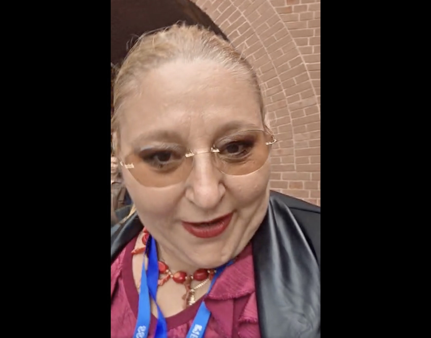 Șoșoacă e din nou la Moscova, elogiind „libertatea” Rusiei, minunându-se de Kremlin: Uitați-vă și voi ce frumos e. Ăștia sunt extrem de civilizați, bă, eu n-am văzut atâta verdeață