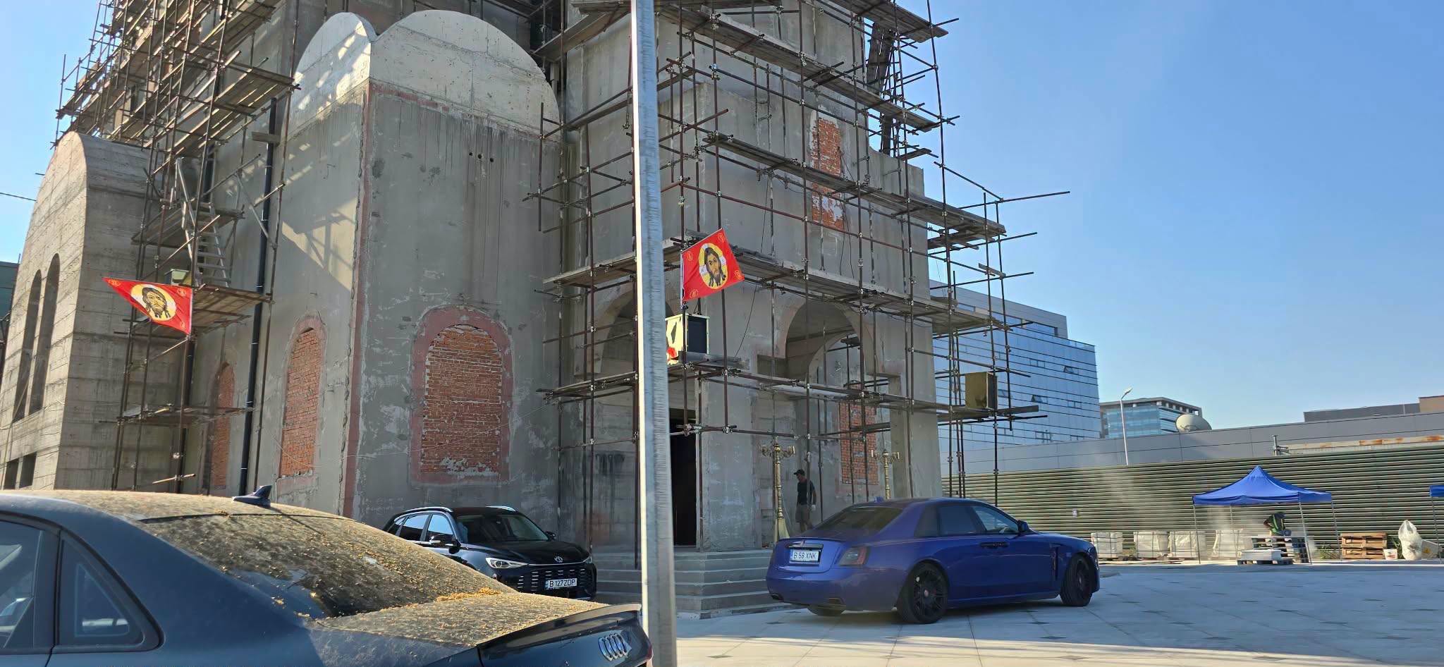 Vasile Bănescu, fostul purtător de cuvânt al Patriarhiei Române: Recent au fost arborate în București, pe lângă o biserică cu turle strident rusești,  steagurile de luptă ale criminalei armate ruse, care de 4 ani ucide în masă creștini ortodocși