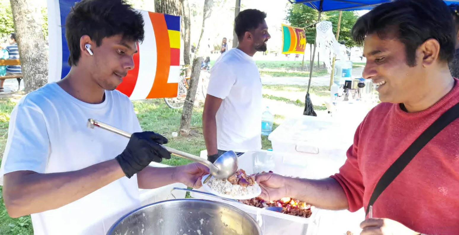 FOTO-VIDEO | Sute de srilankezi au sărbătorit Poson Poya la Timișoara. Bănățenii au fost invitați să guste preparate tradiționale și ceai condimentat