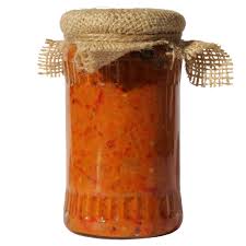 Un hoț din Pașcani a fost prins după ce a lăsat amprente pe un borcan de zacuscă / A început să mănânce chiar la locul faptei / Condamnat la 4 ani și 10 luni de închisoare cu executare