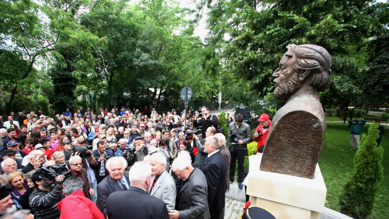 Se cere demontarea monumentului lui Adrian Păunescu din Sectorul 2 / ”Evidențiază dificultățile pe care societatea românească le întâmpină în asumarea critică a trecutului comunist”