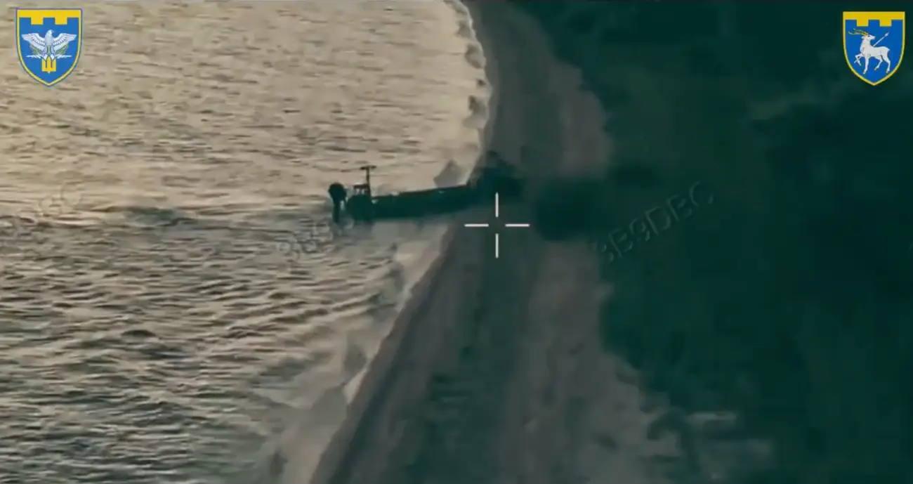 Premieră mondială pe frontul din Ucraina: Un robot cu mitralieră a fost transportat de o dronă navală într-o zonă controlată de Rusia