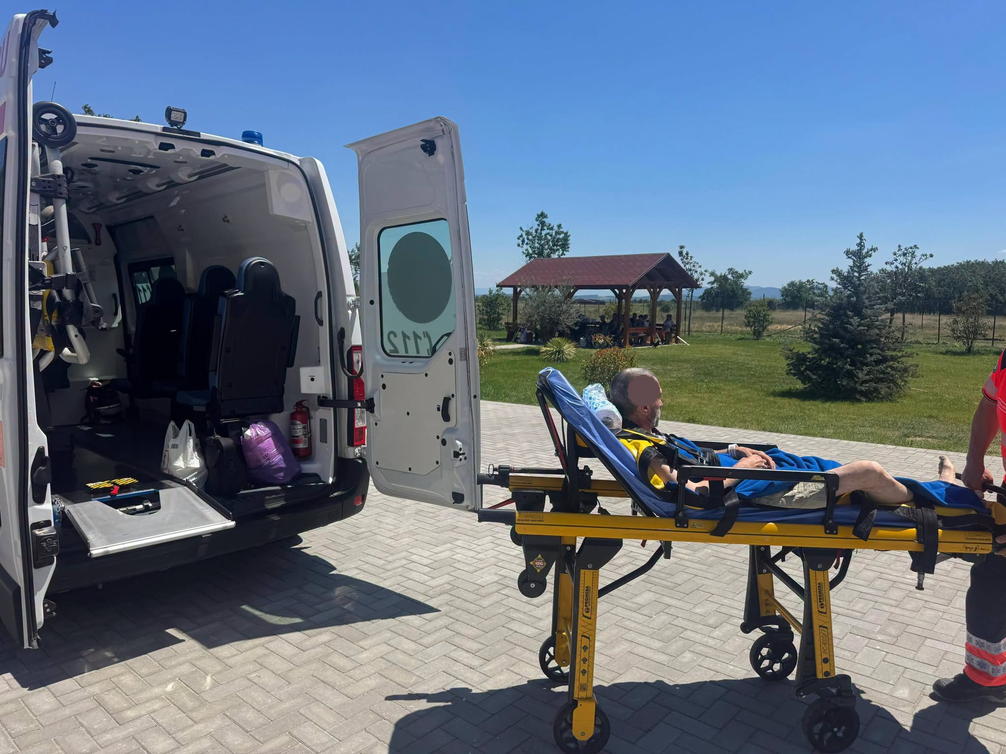Haos logistic la transferul oamenilor din azilele lui Pașca / La Vâlcea au ajuns persoane fără acte, fără istoricul medical și peste capacitatea centrelor / „Stați, stați puțin. Ce faceți cu oamenii ăștia? Cum să-i lăsați în curtea spitalului?”