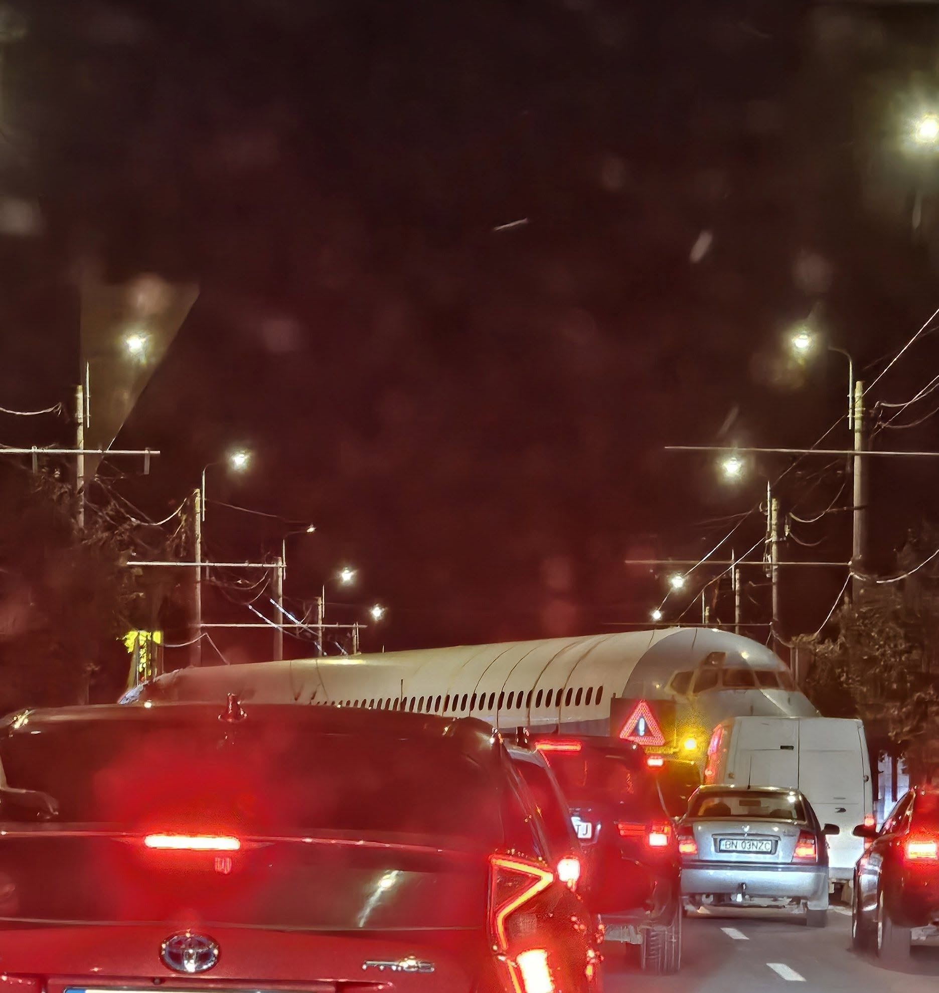 VIDEO Imagine neobișnuită pe drumurile din Cluj noaptea trecută: fuselajul unui avion a blocat traficul / A plecat de pe Aeroportul Otopeni, dar pe șosea