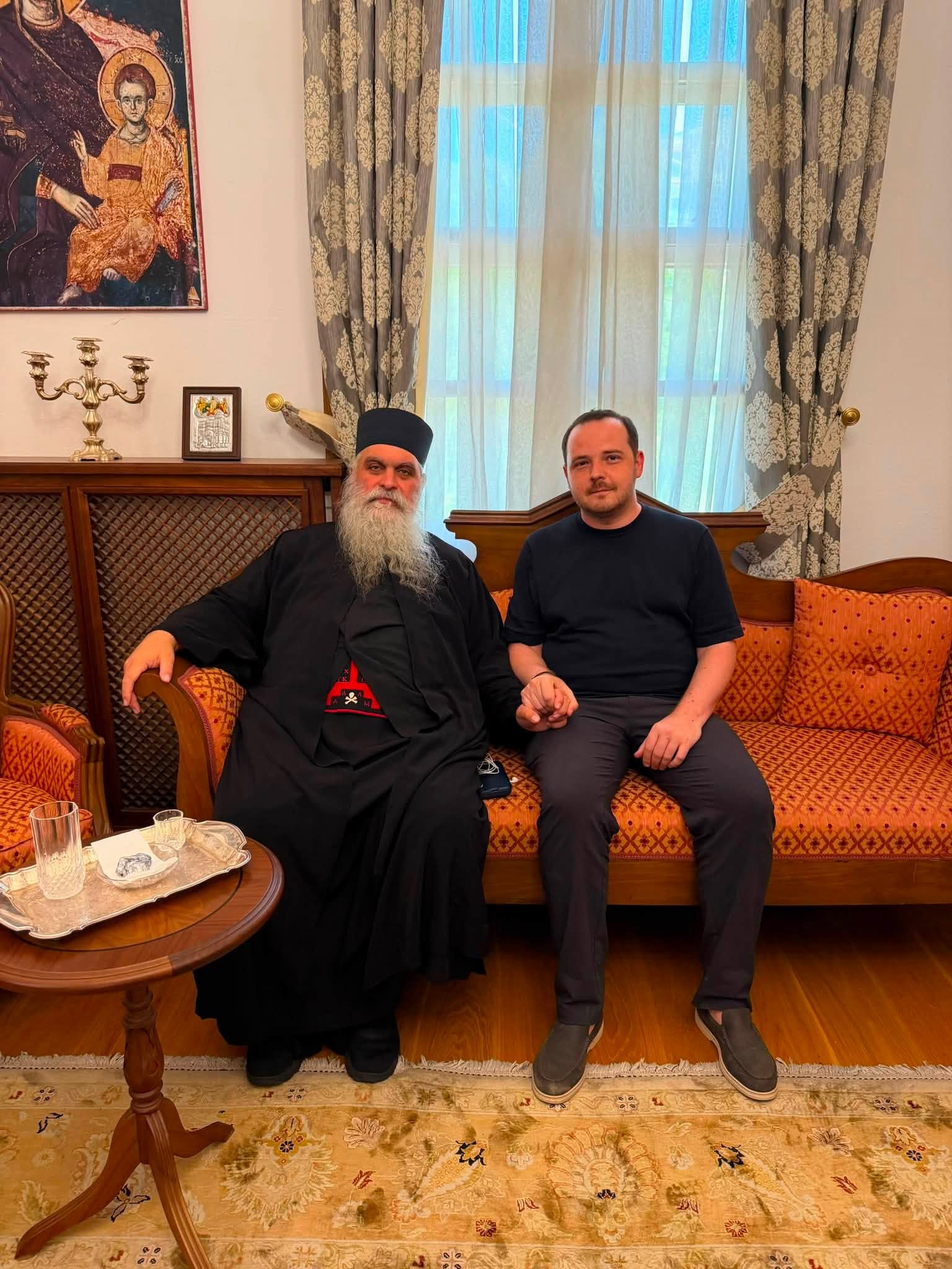 Al doilea fost ministru PSD din Guvernul Bolojan care publică imagini de la Muntele Athos, în aceeași zi cu Bogdan Ivan. Rogobete: „Funcțiile trec, dar binele pe care îl faci oamenilor rămâne”