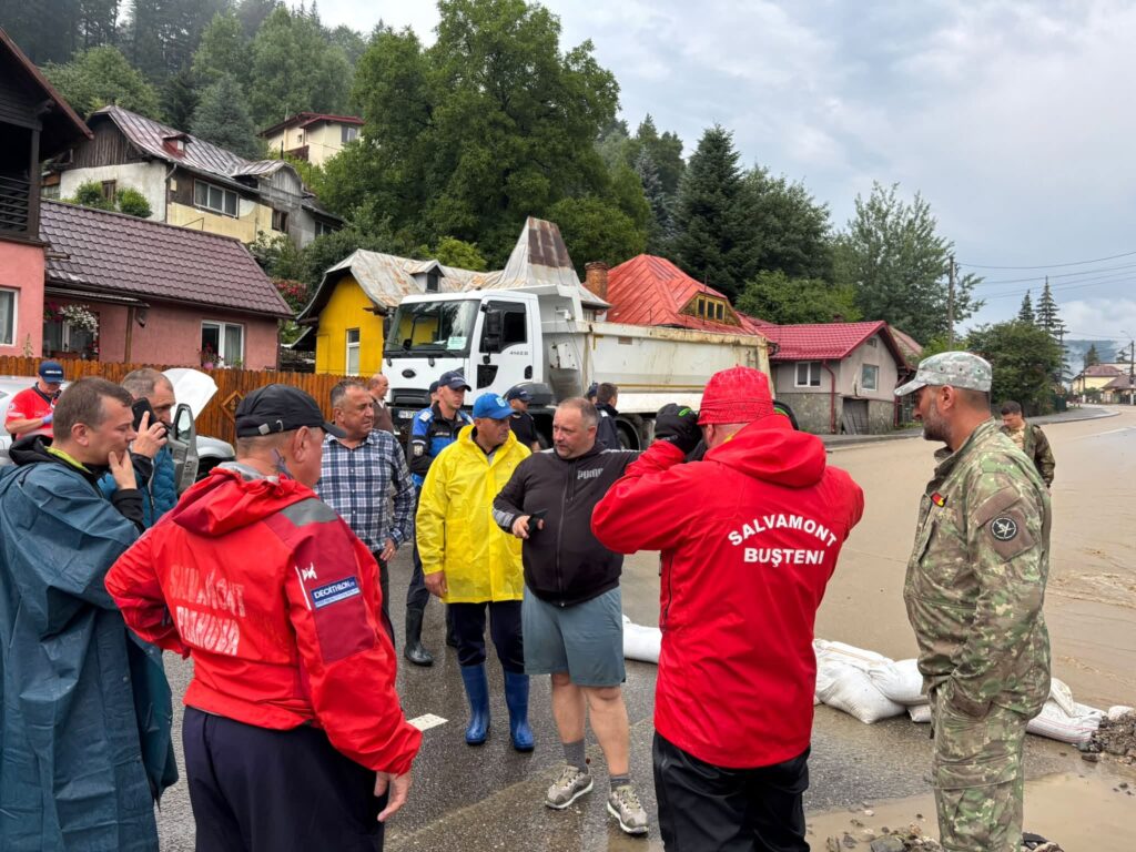 Furtunile au generat pagube în 16 județe și în București: 123 de copaci și cinci stâlpi, doborâți de vânt, 88 de autoturisme avariate în toată țara / Circulația, afectată pe patru drumuri naționale / Viitura formată pe DN1, în Bușteni, a surprins aproximativ 30 de autoturisme
