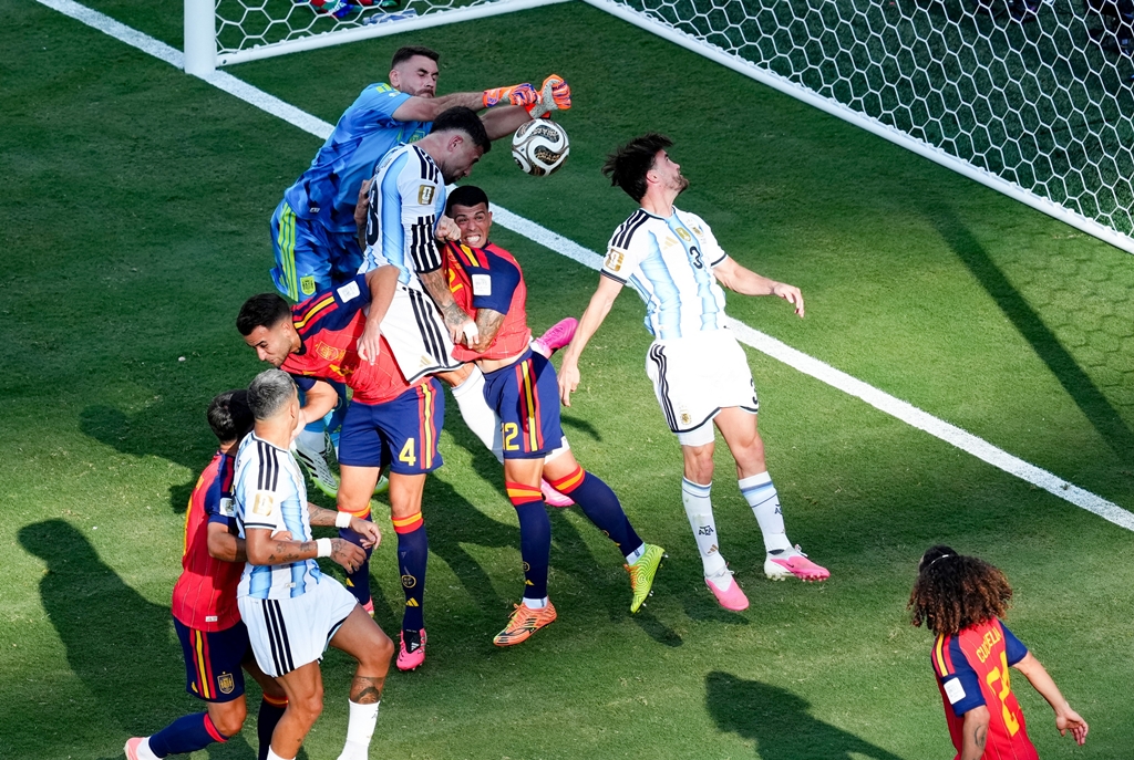VIDEO: Lecția de fair play – Gestul portarului spaniol Unai Simon după finala dintre Spania și Argentina