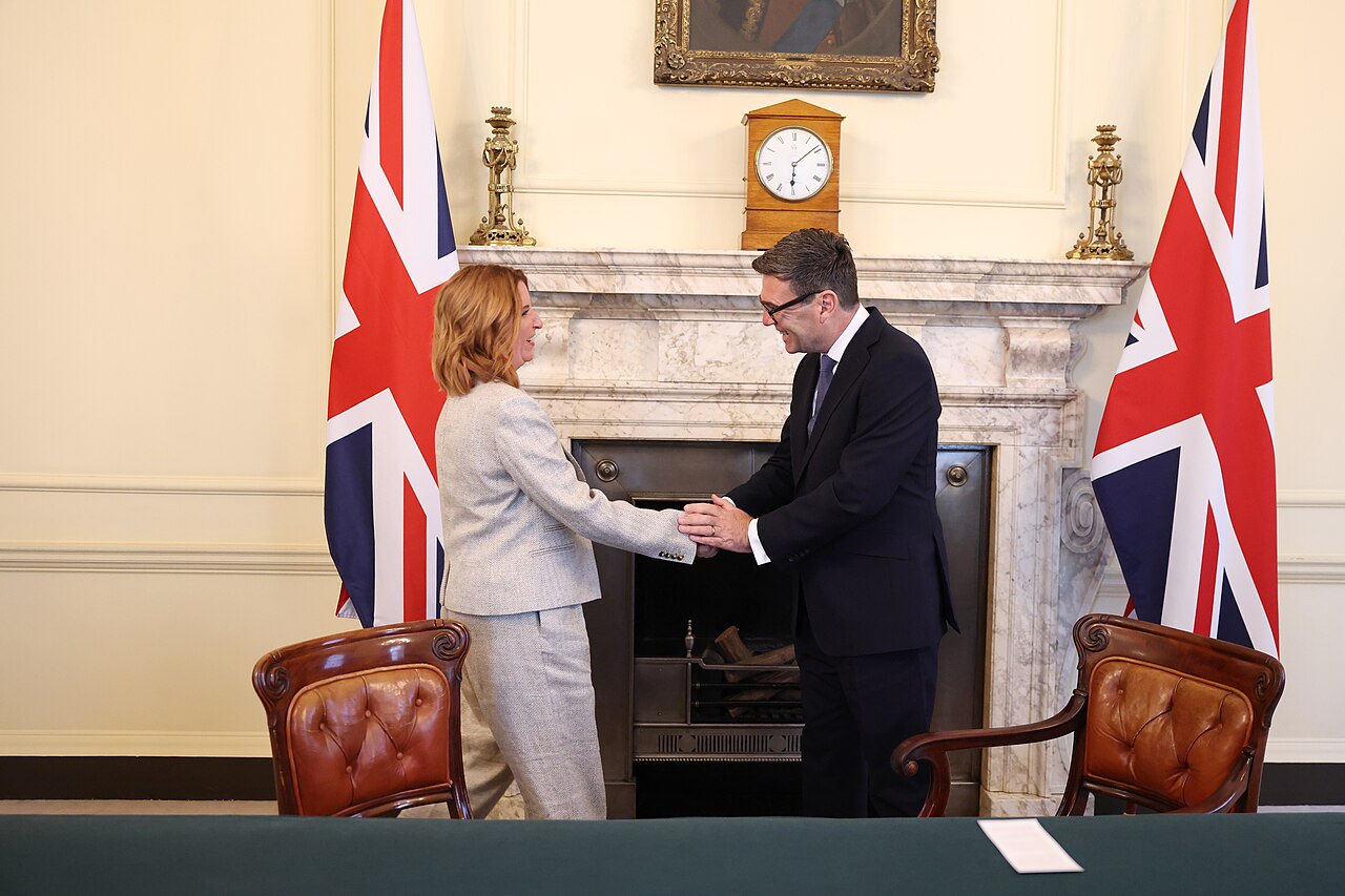 Noul prim ministru britanic Andy Burnham face numiri controversate în primul său cabinet. El se confruntă și cu un deficit de legitimitate