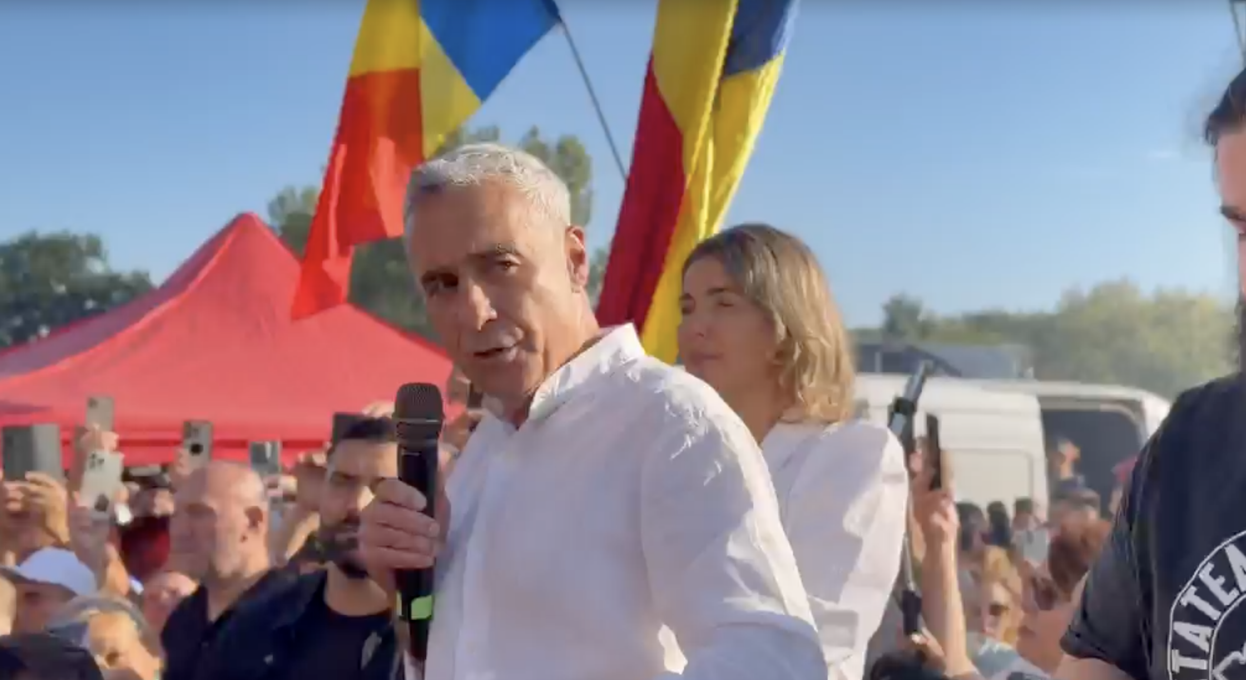 Organizațiile AUR din județul Giurgiu, scenetă dedicată pro-rusului Călin Georgescu, la Târgul de la Călugăreni / Cine din AUR face scut în jurul lui Georgescu?