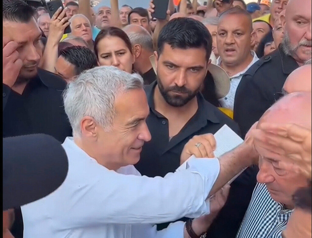 Călin Georgescu, baie de mulțime la Domnești, în Argeș / A vorbit în discursul său despre„Grădina Maicii Domnului”, despre românii jefuiți de munca lor și a încheiat apoteotic cu o reinterpretare a unui citat dintr-un film de desene animate