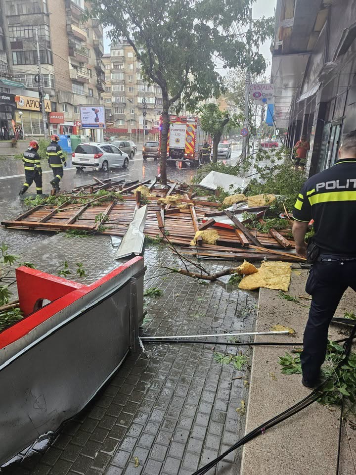 FOTO | Ciprian Ciucu: Furtuna din București a fost cea mai puternică din ultimii 30 de ani, potrivit ISU | Restricții pe Bd. Basarabia după surparea unei galerii de termoficare