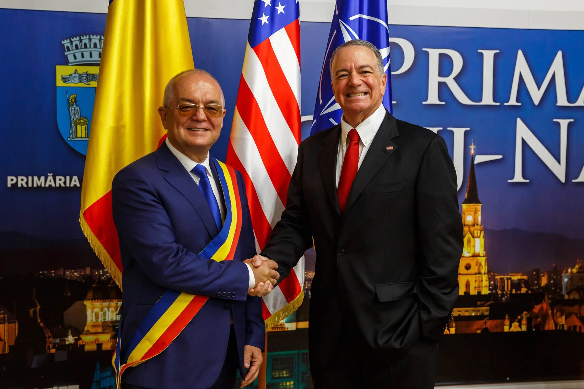 Ambasadorul SUA Darryl Nirenberg s-a întâlnit la Cluj doar cu primarul Boc, evitând Consiliul Județean și pe președintele Alin Tișe / Vizită la muzeu dar și la compania americană Emerson a cărei fabrică la Cluj Napoca a împlinit 20 de ani