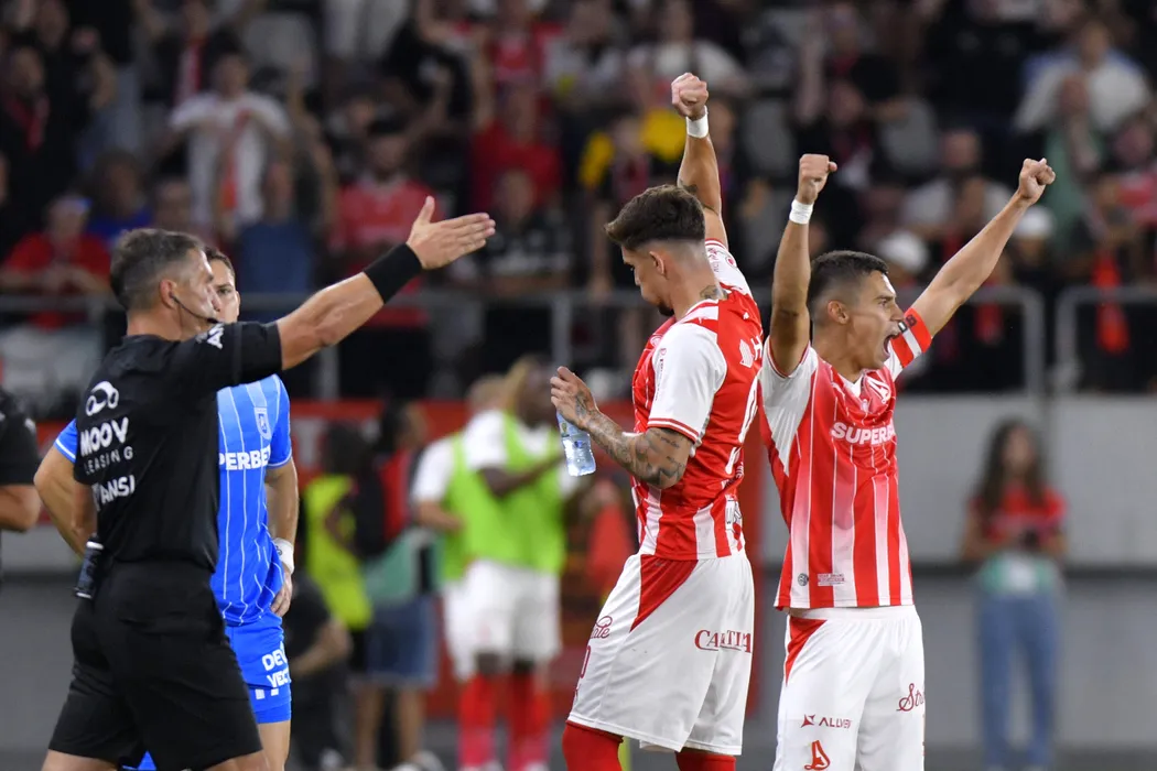 Dinamo a spulberat campioana! „Câinii” au învins Universitatea Craiova cu 5-1, într-un derby cu eliminare și intervenții VAR