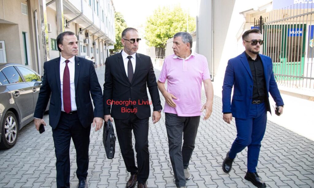 EXCLUSIV / SURSE: Una dintre firmele percheziționate de Parchetul European pentru presupusa fraudare a unui proiect al Consiliului Județean Ilfov din PNRR îi aparține lui Liviu Bicuți. El e cercetat penal deja pentru trucarea fotografiilor cu Nicușor Dan, Florian Coldea și Victor Ponta